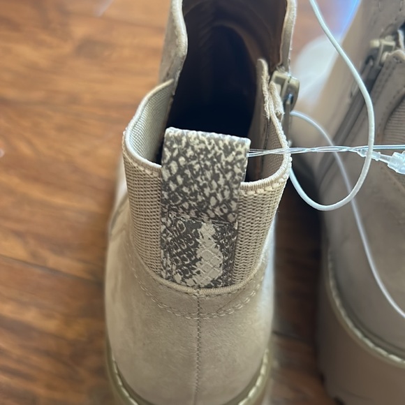 Women's Taci Pull-On Ankle Boots - Universal Thread NWT - Picture 5 of 10